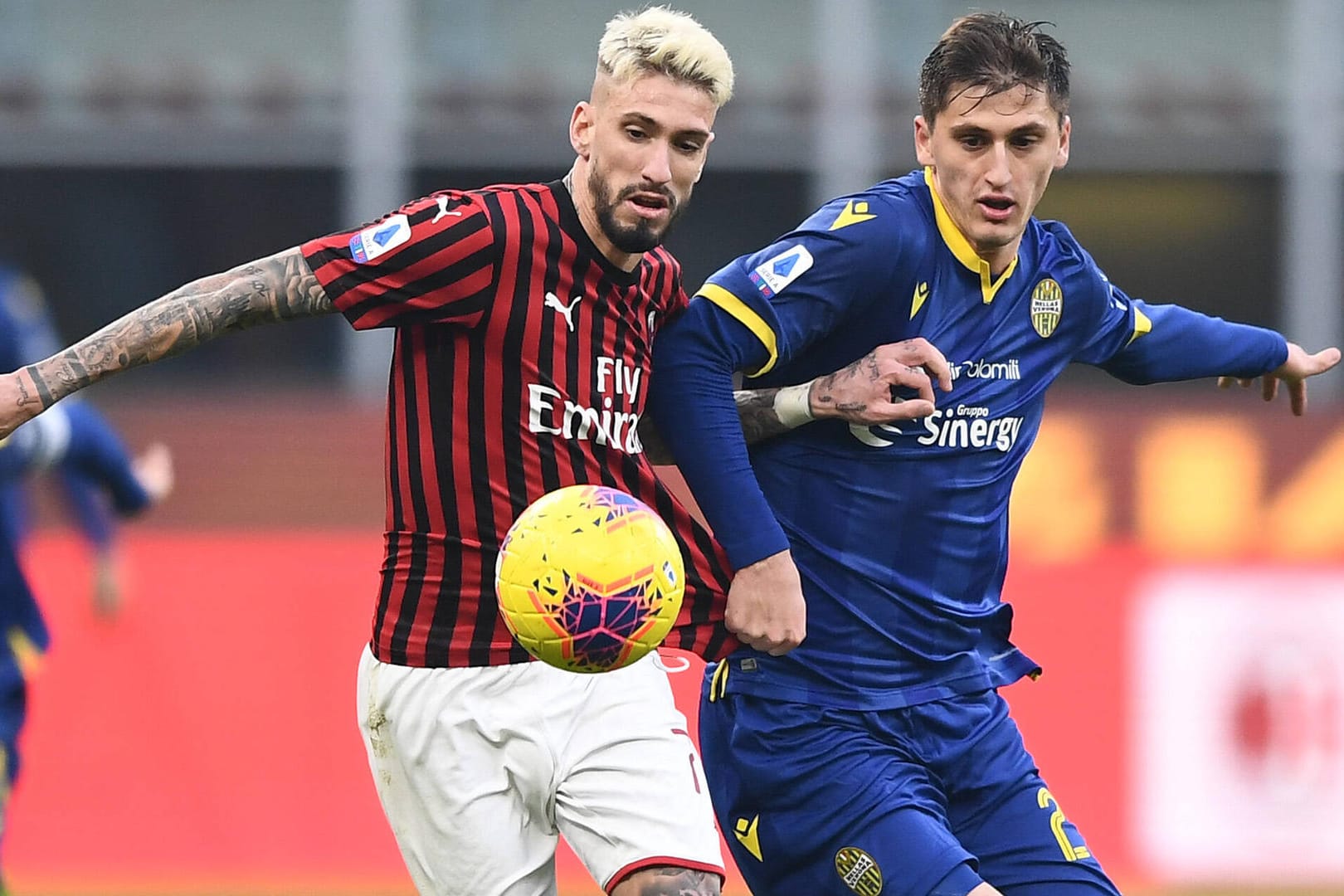 Kampf um den Ball: Veronas Kumbulla (r.) im Ligaspiel gegen Milans Castillejo.