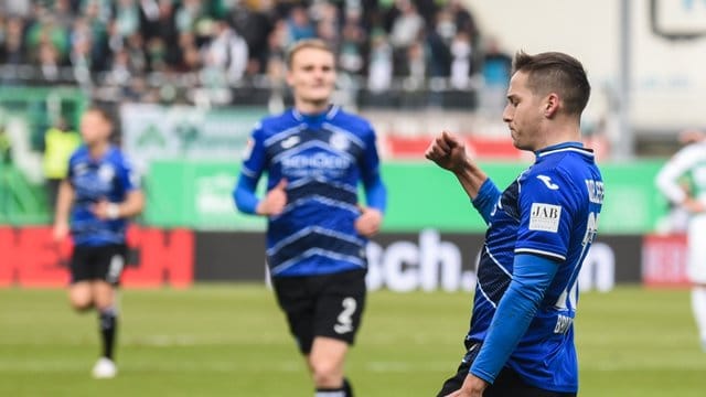 Tabellenführer Arminia Bielefeld marschiert nach dem Sieg in Fürth weiter Richtung Bundesliga. Tabellenführer Arminia Bielefeld marschiert nach dem Sieg in Fürth weiter Richtung Bundesliga.
