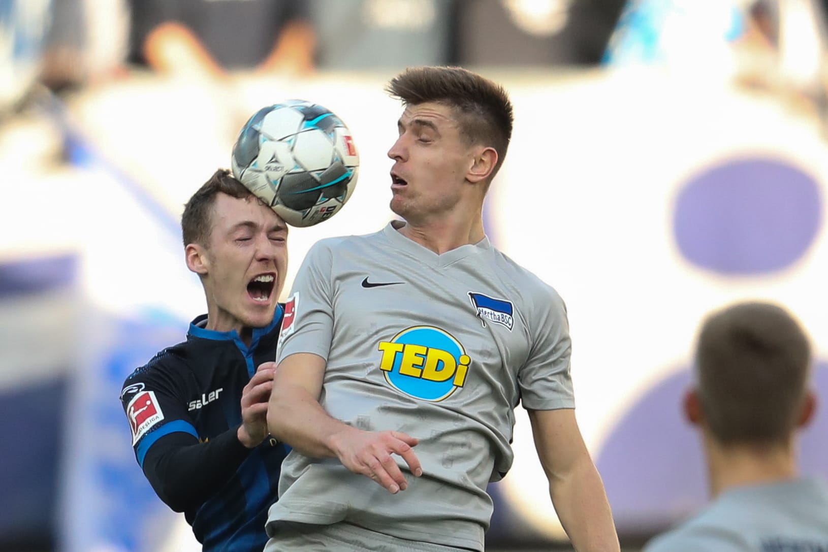 Herthas Piatek (r.) und Paderborns Schonlau im Kopfballduell.