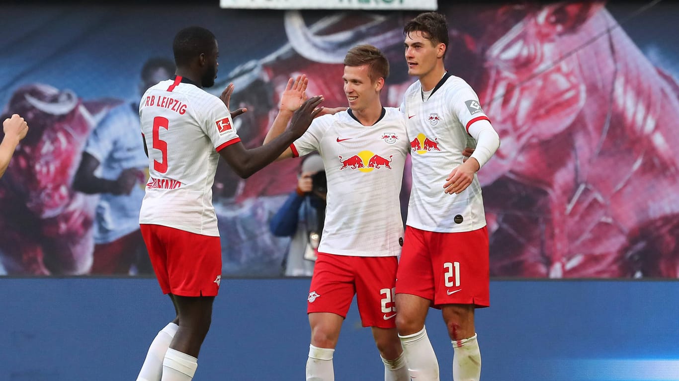 Bejubeln den 2:0-Treffer: Leipzigs Upamecano (l.), Olmo (m.) und Torschütze Patrick Schick (r.).