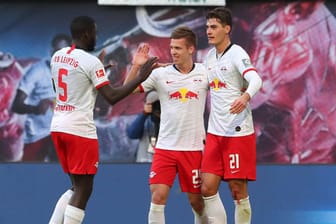 Bejubeln den 2:0-Treffer: Leipzigs Upamecano (l.), Olmo (m.) und Torschütze Patrick Schick (r.).