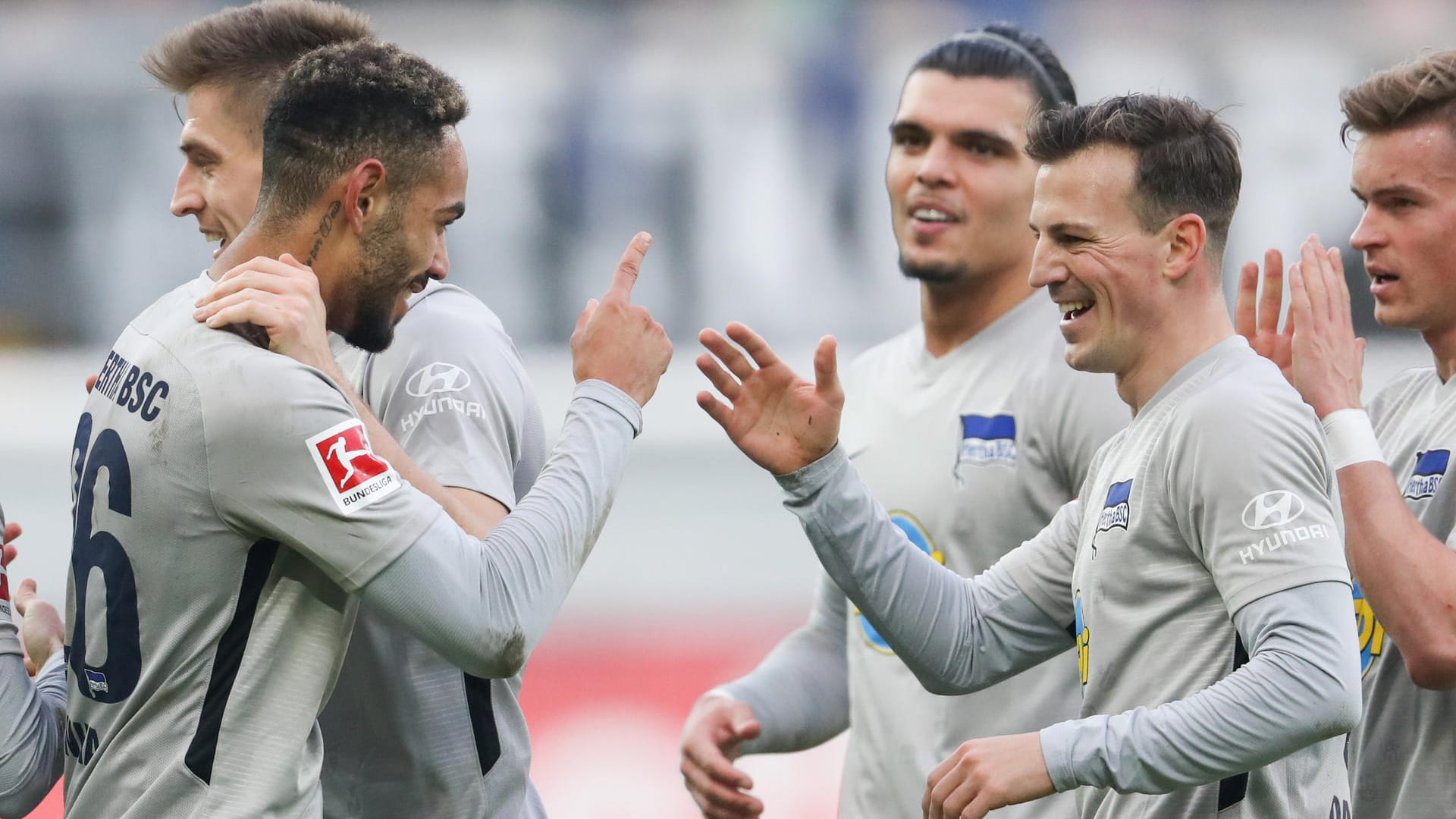 Jubel bei Hertha-Neuzugang Cunha (li.) und seinen Teamkollegen.