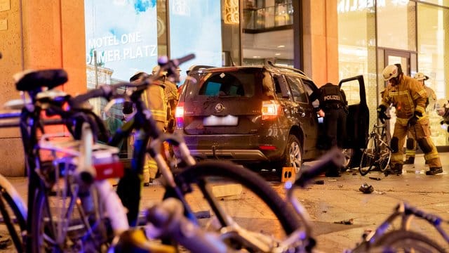 Das Auto steht vor der Mall of Berlin, nachdem es von Feuerleuten aufgerichtet wurde. Das Auto steht vor der Mall of Berlin, nachdem es von Feuerleuten aufgerichtet wurde.