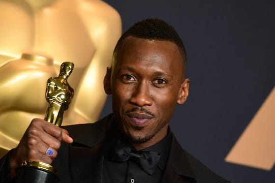 Mahershala Ali mit seinem Oscar für "Moonlight".