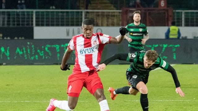 Leroy Kwadwo (r) von den Würzburger Kickers wurde in der Partie bei Preußen Münster von einem Zuschauer rassistisch beleidigt. Leroy Kwadwo (r) von den Würzburger Kickers wurde in der Partie bei Preußen Münster von einem Zuschauer rassistisch beleidigt.