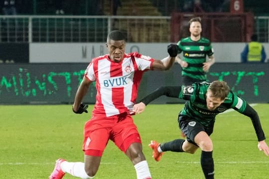 Leroy Kwadwo (r) von den Würzburger Kickers wurde in der Partie bei Preußen Münster von einem Zuschauer rassistisch beleidigt.