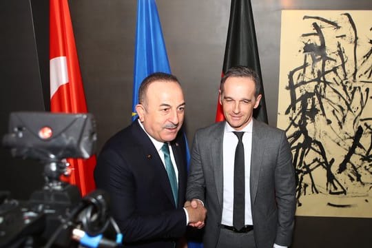 Der türkische Außenminister Mevlut Cavusoglu (l.