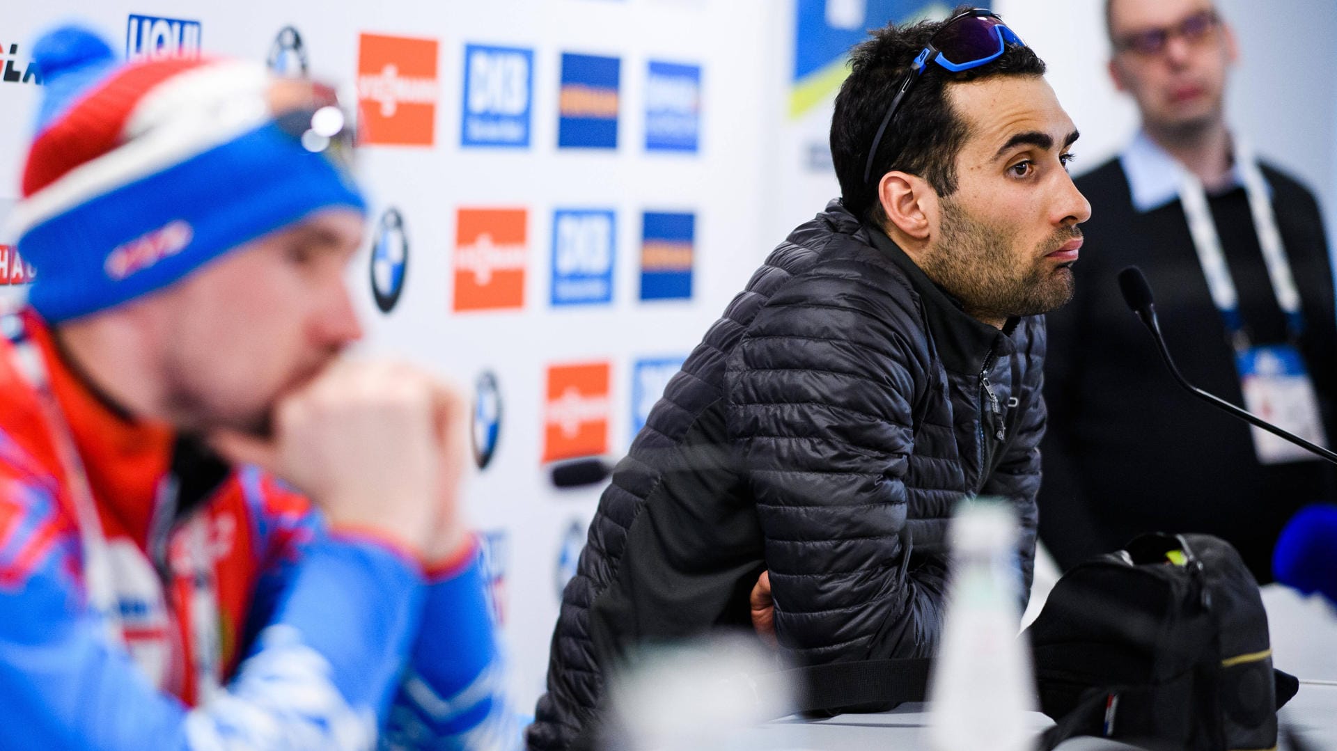 Martin Fourcade (r.) würdigte Alexander Loginow (l.) während der Pressekonferenz nach dem WM-Sprint in Antholz kaum eines Blickes.