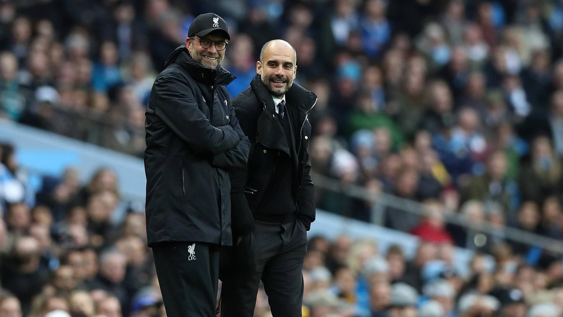 Premier League: Manchester City mit Coach Pep Guradiola (r.) jagt in der Liga Liverpool mit Trainer Jürgen Klopp.