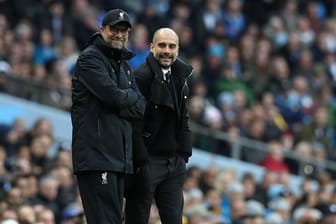 Premier League: Manchester City mit Coach Pep Guradiola (r.) jagt in der Liga Liverpool mit Trainer Jürgen Klopp.