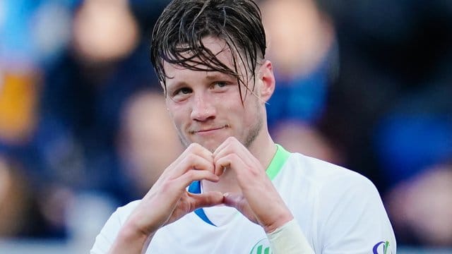 Wolfsburgs Wout Weghorst hat auch ein Herz für die Fans.