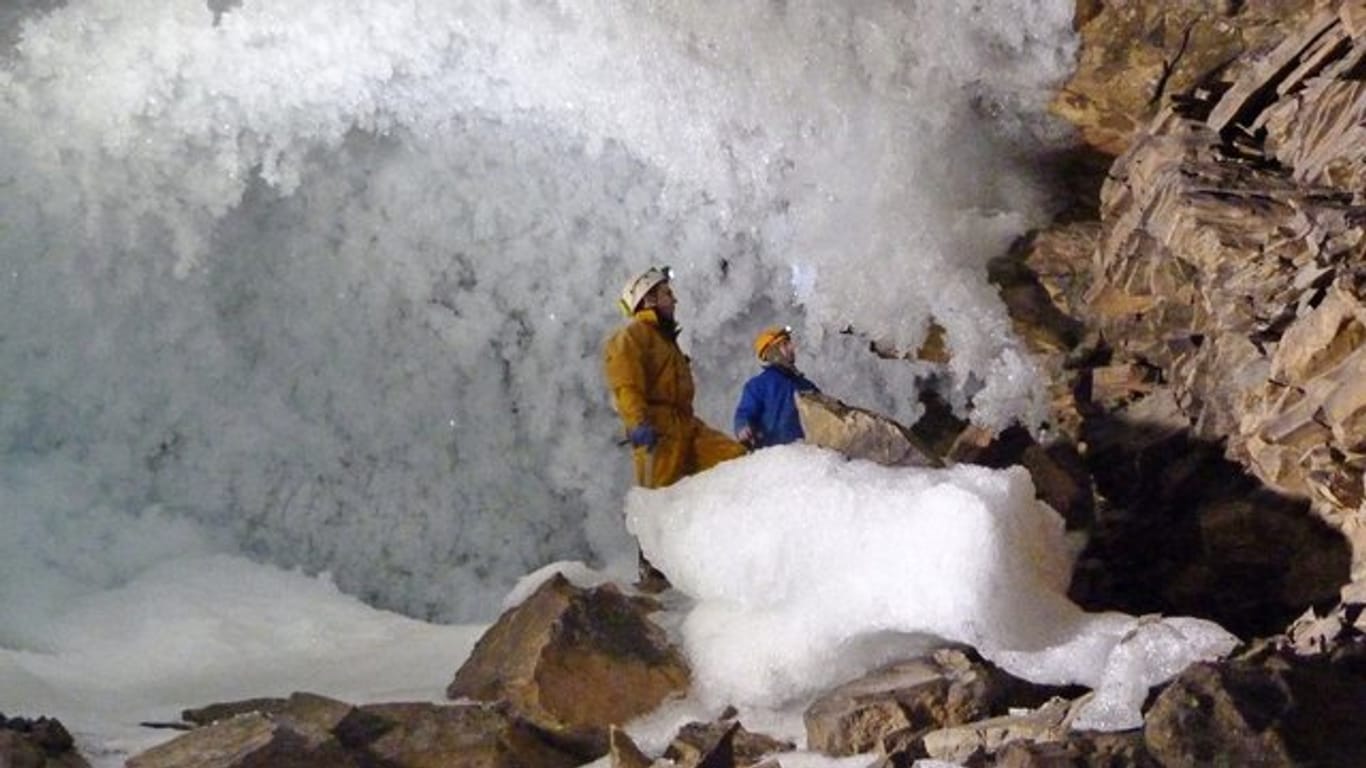 Wissenschaftler sammeln in einer Höhle in Sibirien Daten zum Permafrost (Archivbild): Forscher fanden neue Virenstämme, die lebensfähig sind.