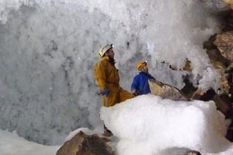 Wissenschaftler sammeln in einer Höhle in Sibirien Daten zum Permafrost (Archivbild): Forscher fanden neue Virenstämme, die lebensfähig sind.