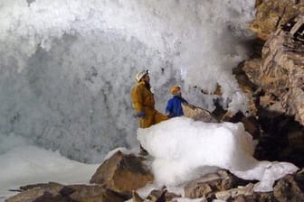 Wissenschaftler sammeln in einer Höhle in Sibirien Daten zum Permafrost (Archivbild): Forscher fanden neue Virenstämme, die lebensfähig sind.