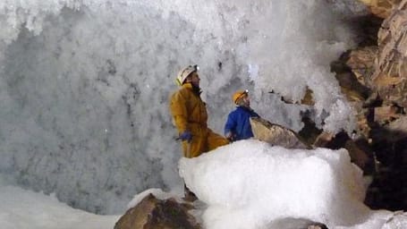 Wissenschaftler sammeln in einer Höhle in Sibirien Daten zum Permafrost (Archivbild): Forscher fanden neue Virenstämme, die lebensfähig sind.