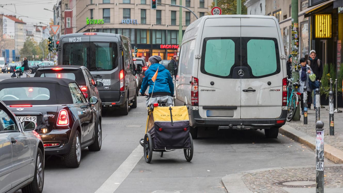 Neue Regelungen im Straßenverkehr: Unter anderem wird das Parken auf Radwegen künftig teurer.