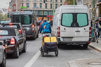 Neue Regelungen im Straßenverkehr: Unter anderem wird das Parken auf Radwegen künftig teurer.