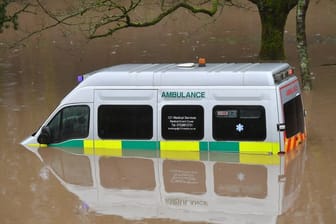 Ein halb im Wasser versunkener Krankenwagen im walisischen Nantgarw.