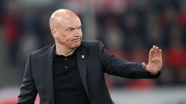 Der Düsseldorfer Trainer Uwe Rösler analysierte das 1:4 gegen Borussia Mönchengladbach. Der Düsseldorfer Trainer Uwe Rösler analysierte das 1:4 gegen Borussia Mönchengladbach.