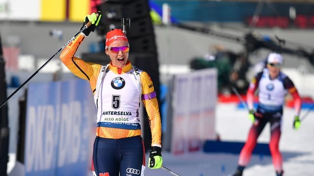 Denise Herrmann bejubelt im Ziel den Gewinn der Silbermedaille.