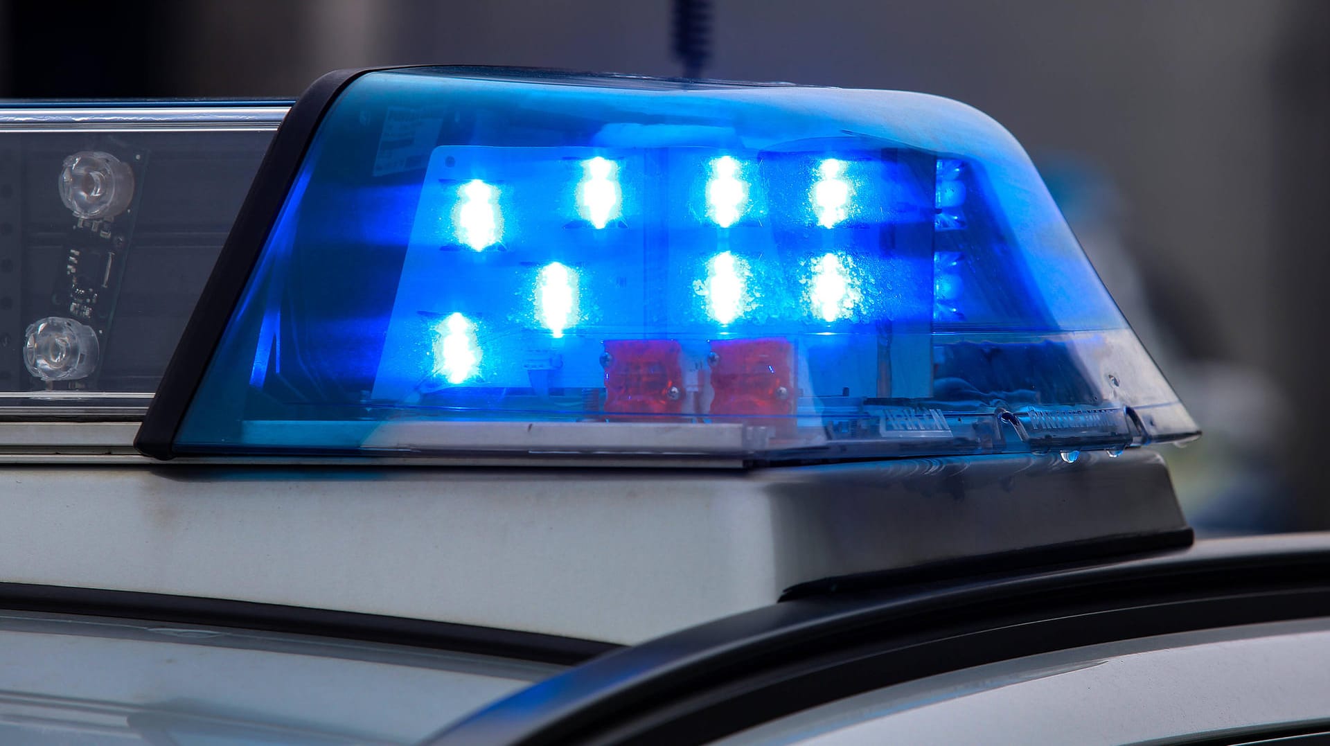 Polizei im Einsatz (Symbolbild): Ein Bayern starb ein junger Mann auf der A8. Polizei im Einsatz (Symbolbild): Ein Bayern starb ein junger Mann auf der A8.