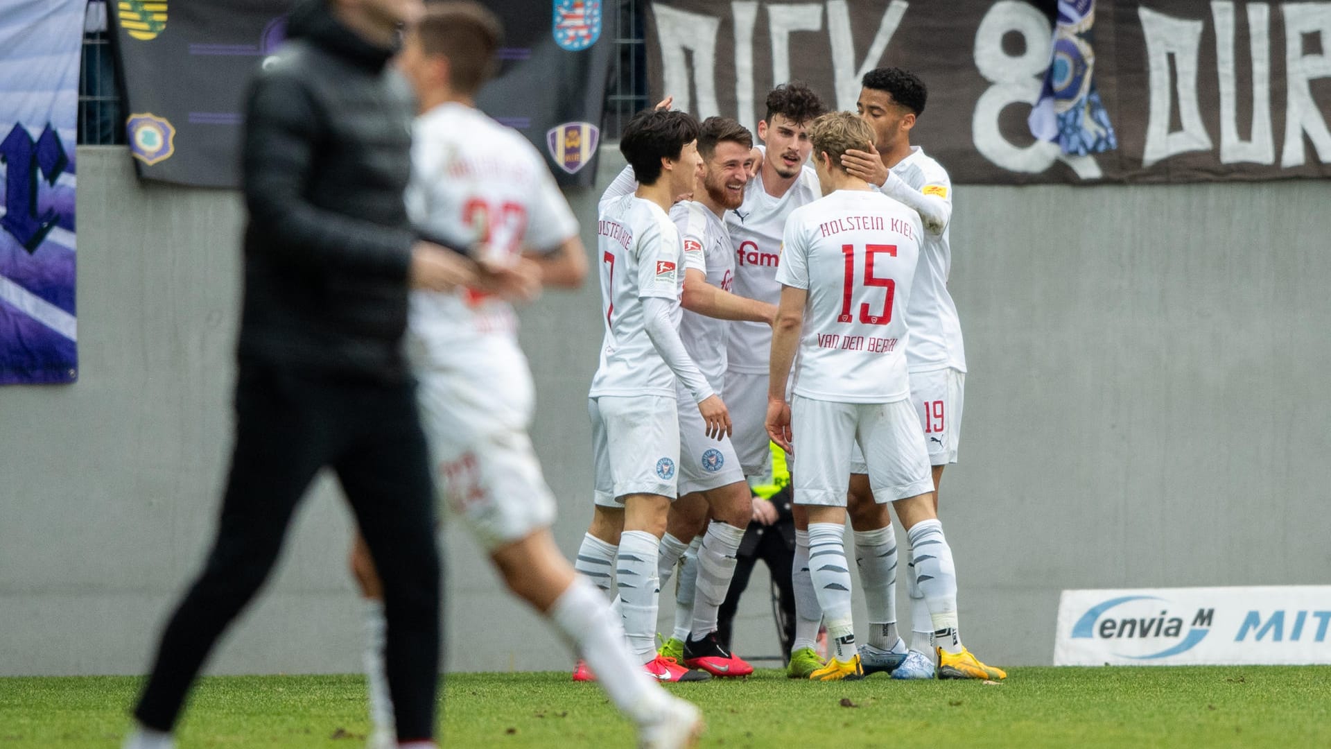 Jubelt nach seinem Tor zum 0:1 mit seinen Mitspielern: Kiels Salih Özcan (4.v.r.).