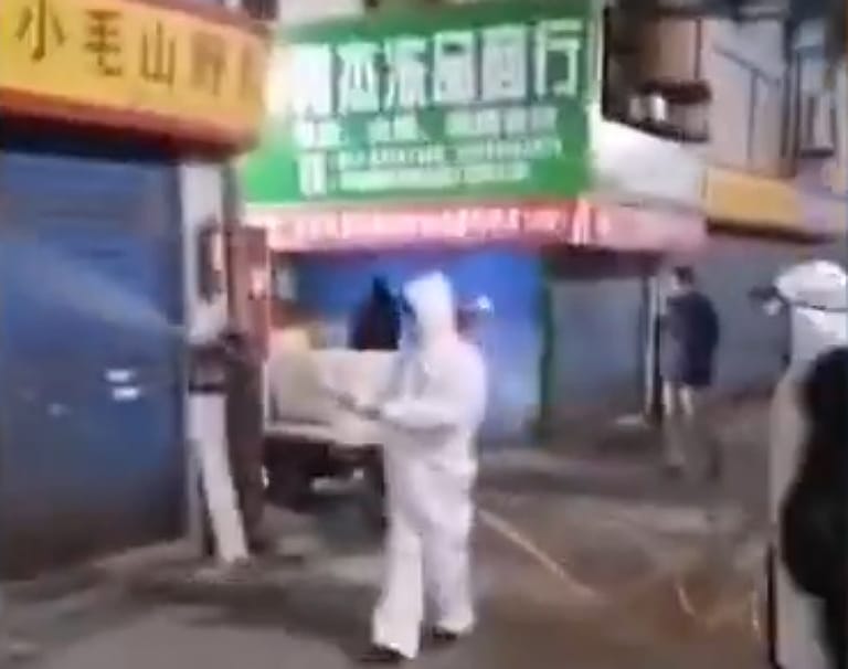 Desinfektionseinsatz auf dem Fischgroßmarkt von Wuhan: Ende 2019 tauchten die ersten Bilder und Meldungen von einer neuen unbekannten Lungenkrankheit auf.