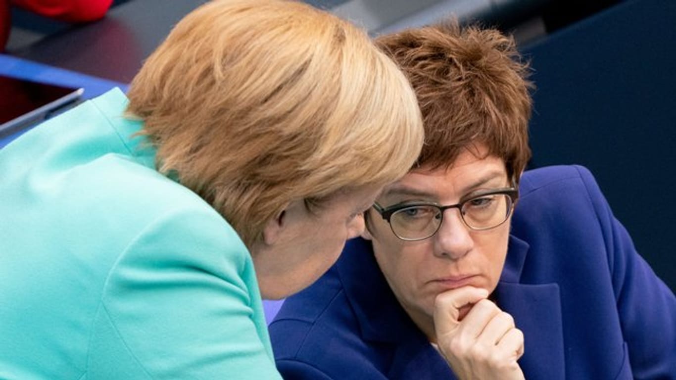 Bundeskanzlerin Angela Merkel und Annegret Kramp-Karrenbauer während einer Bundestagssitzung.