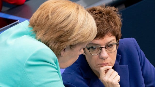 Bundeskanzlerin Angela Merkel und Annegret Kramp-Karrenbauer während einer Bundestagssitzung. Bundeskanzlerin Angela Merkel und Annegret Kramp-Karrenbauer während einer Bundestagssitzung.