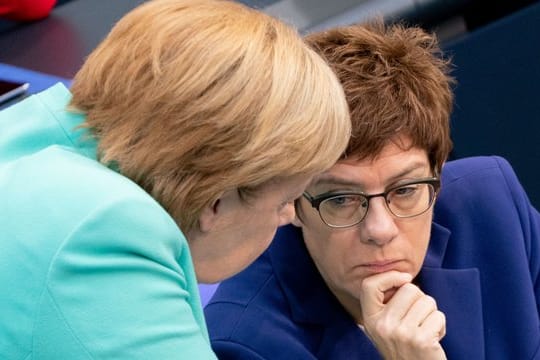 Bundeskanzlerin Angela Merkel und Annegret Kramp-Karrenbauer während einer Bundestagssitzung.