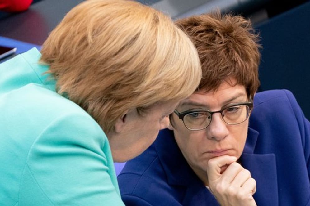 Bundeskanzlerin Angela Merkel und Annegret Kramp-Karrenbauer während einer Bundestagssitzung.