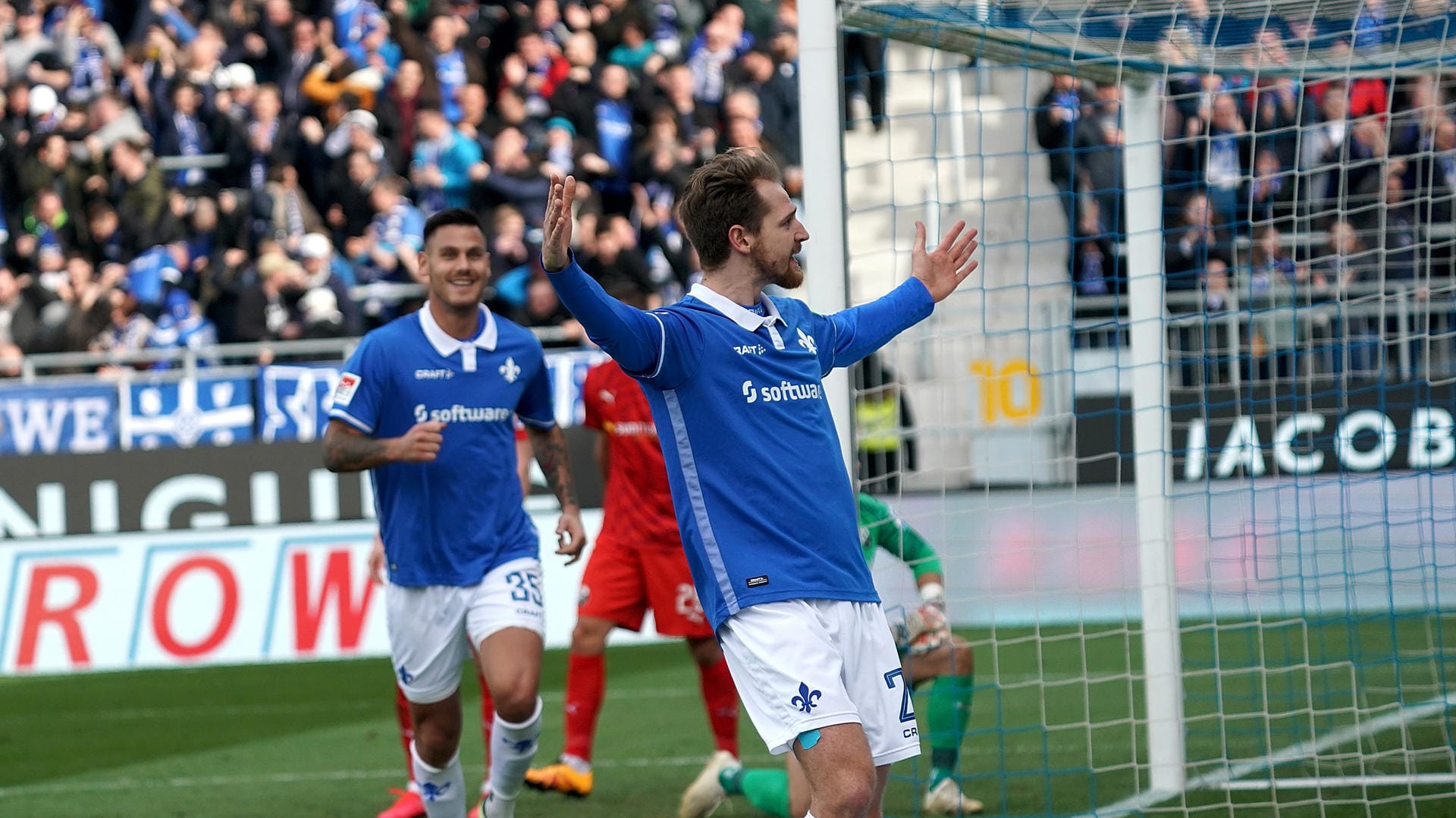 Jubelt über sein Tor zum 1:0: Der Darmstädter Immanuel Höhn (r).