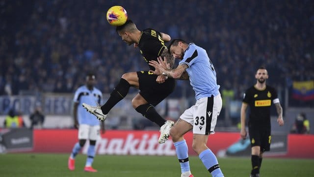 Inter Mailands Lautaro Martinez (l) und Lazios Francesco Acerbi im Kopfball-Duell um den Ball.