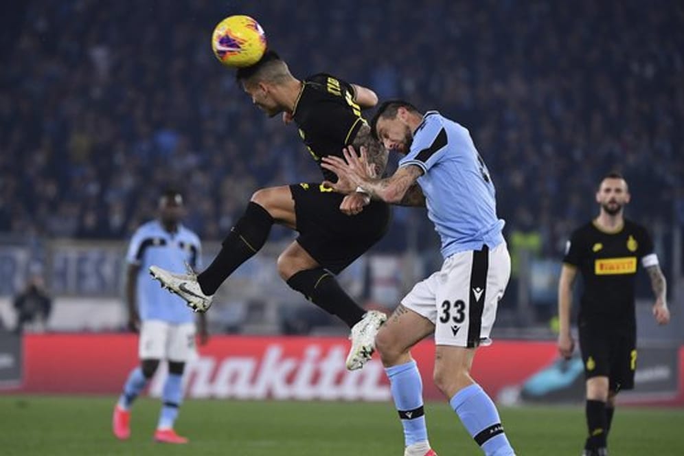 Inter Mailands Lautaro Martinez (l) und Lazios Francesco Acerbi im Kopfball-Duell um den Ball.