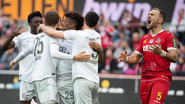 Bayerns Alaba (l-r), Müller, Coman und Lewandowski feiern das 2:0.