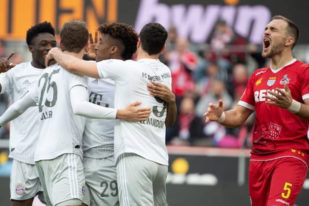 Bayerns Alaba (l-r), Müller, Coman und Lewandowski feiern das 2:0.