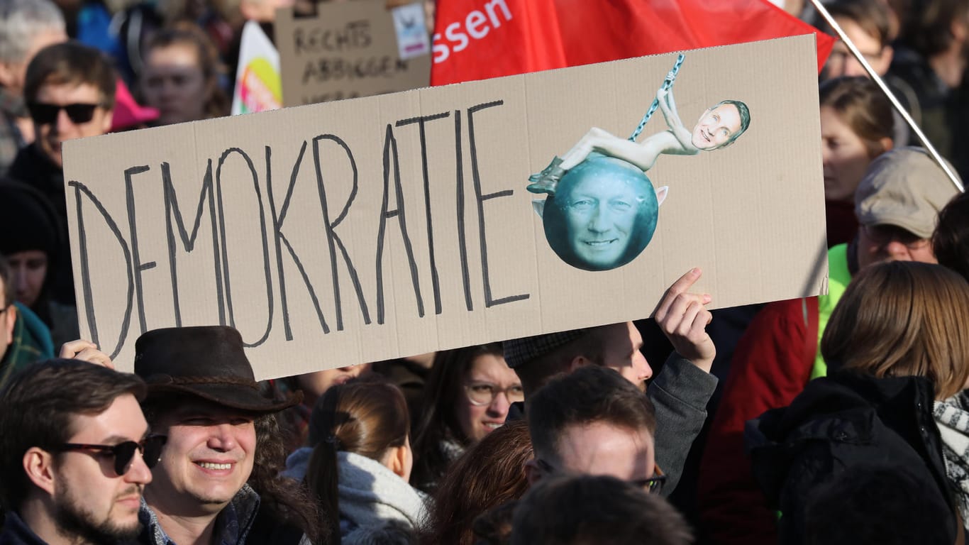 Teilnehmer der Demonstration mit einer Darstellung von Thüringens AfD-Fraktionschef Höcke auf einer Abrissbirne mit dem Konterfei von Kemmerich.