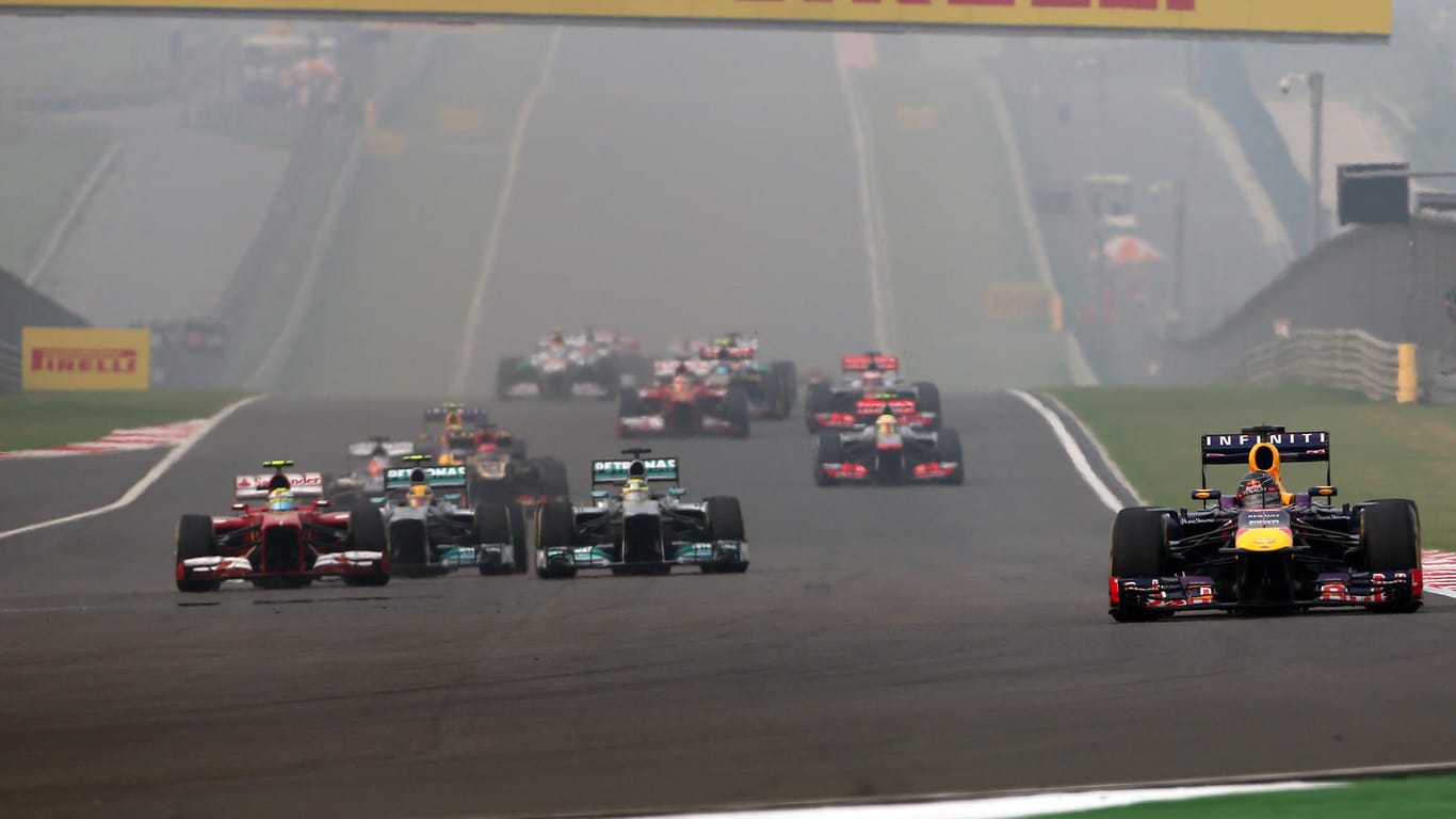 Gewann auf dem "Buddh International Circuit" alle Rennen: Der einstige Red-Bull-Fahrer Sebastian Vettel im Jahr 2013 (r.).