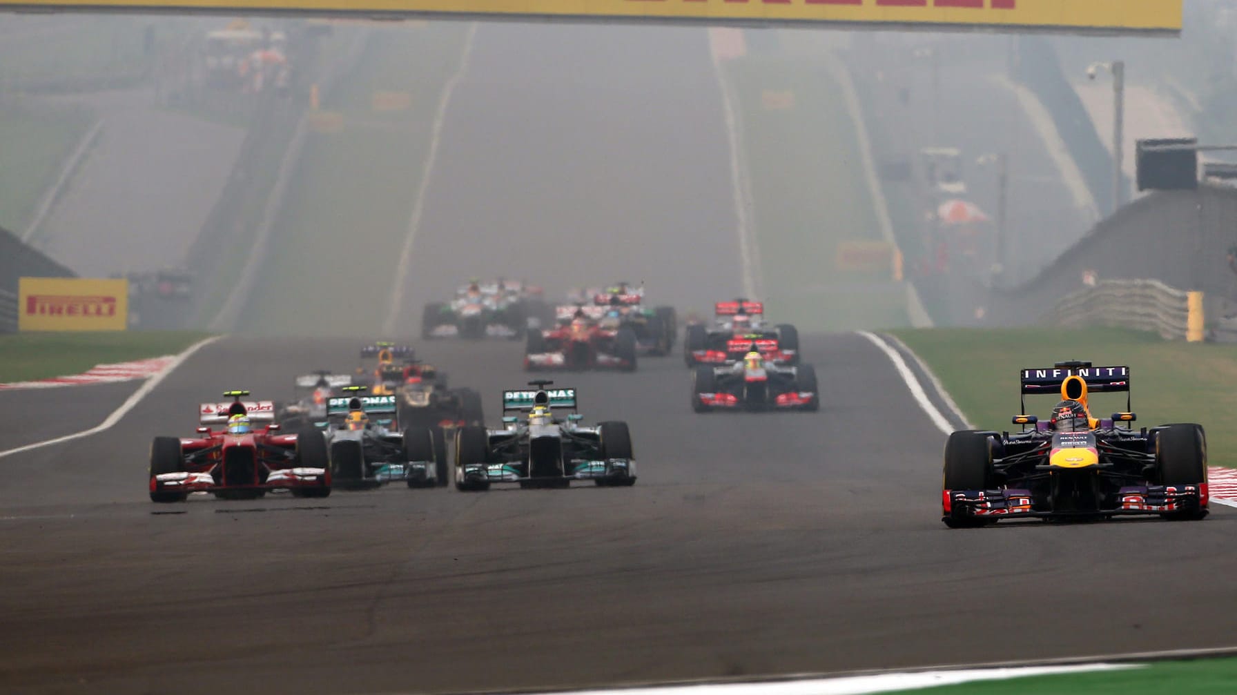 Gewann auf dem "Buddh International Circuit" alle Rennen: Der einstige Red-Bull-Fahrer Sebastian Vettel im Jahr 2013 (r.).