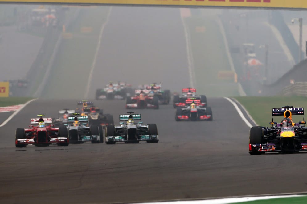 Gewann auf dem "Buddh International Circuit" alle Rennen: Der einstige Red-Bull-Fahrer Sebastian Vettel im Jahr 2013 (r.).