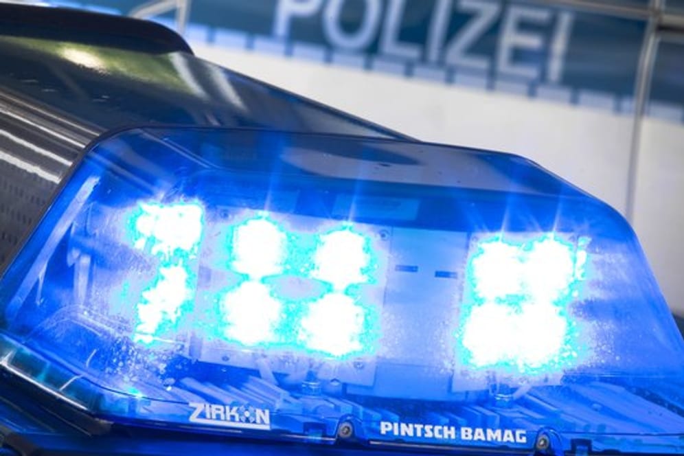 Ein Blaulicht leuchtet am auf dem Dach eines Polizeiwagens