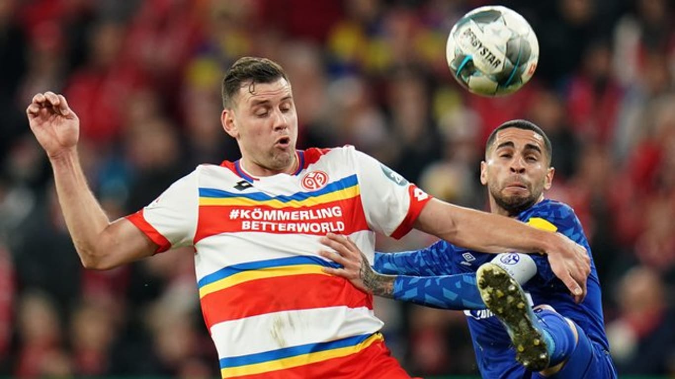 Schalkes Omar Mascarell (r) und der Mainzer Adam Szalai kämpfen um den Ball.
