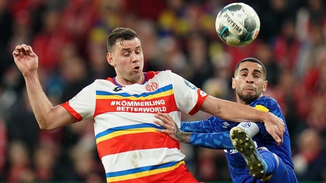 Schalkes Omar Mascarell (r) und der Mainzer Adam Szalai kämpfen um den Ball. Schalkes Omar Mascarell (r) und der Mainzer Adam Szalai kämpfen um den Ball.