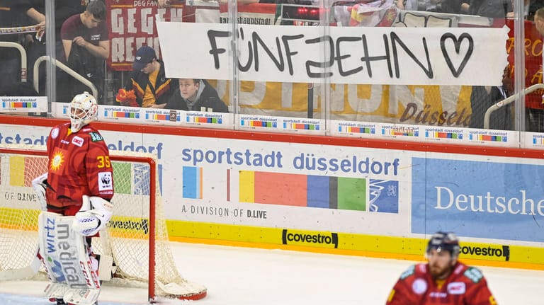 Die Düsseldorfer Fans verspotten die Kölner Haie nach der 15. Saisonniederlage in Folge am 16. Februar 2020: Die Köln-Fans waren so wütend, dass die Haie unter Polizeischutz gestellt werden mussten.
