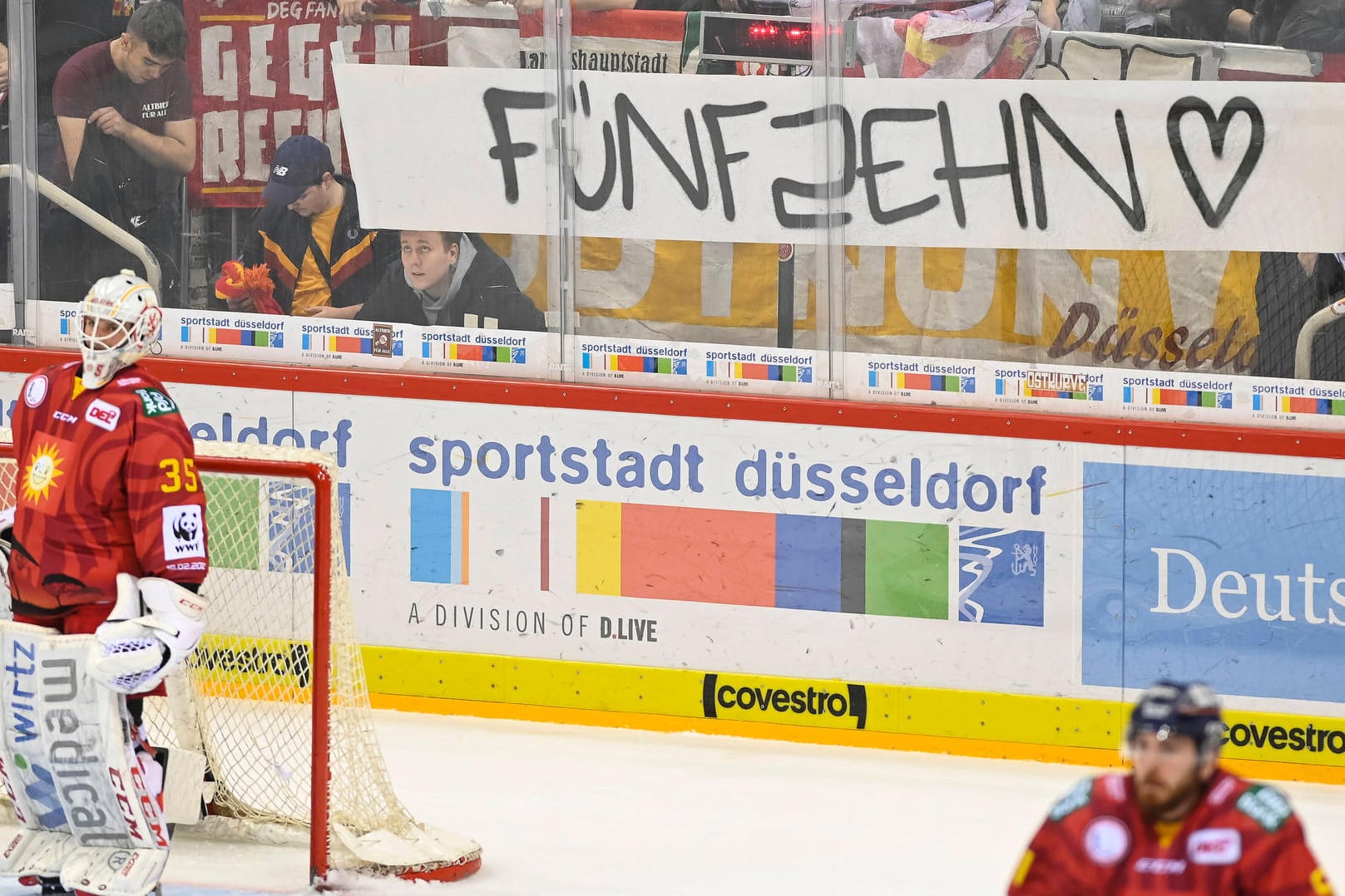 Die Düsseldorfer Fans verspotten die Kölner Haie nach der 15. Saisonniederlage in Folge am 16. Februar 2020: Die Köln-Fans waren so wütend, dass die Haie unter Polizeischutz gestellt werden mussten.