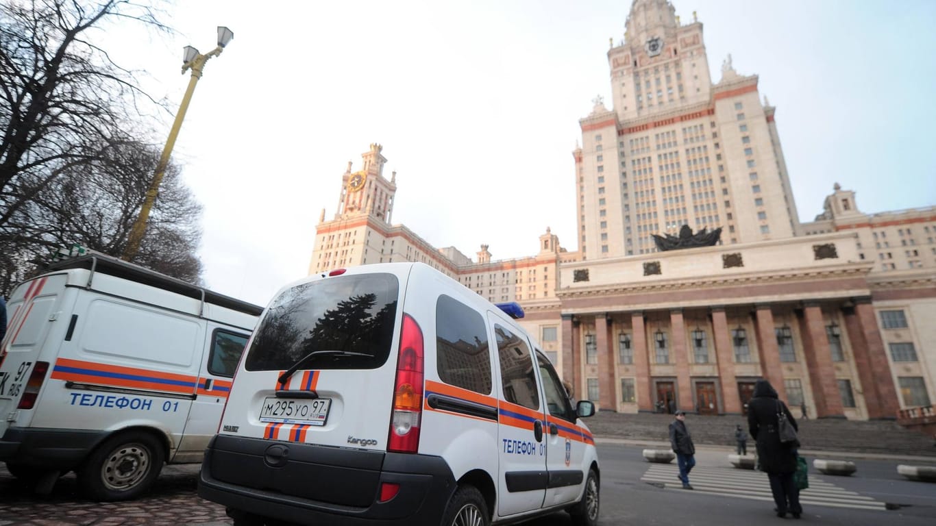 Russische Rettungswagen in Moskau: Bei einem Kuchen-Wettessen hat sich eine junge Frau so schwer verschluckt, dass sie erstickte und starb.