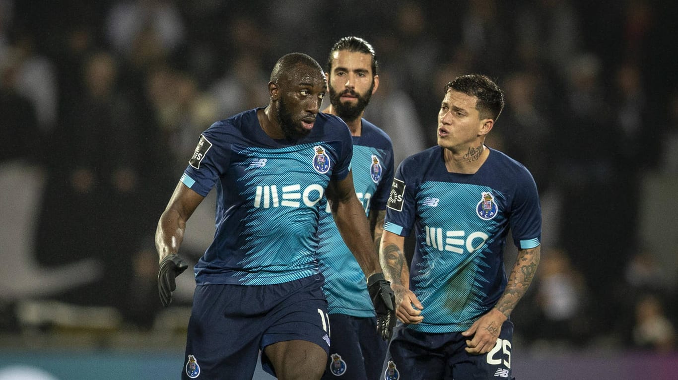 Moussa Marega (li.): Portos Stürmer wurde zunächst von Mitspielern abgehalten, das Spielfeld zu verlassen.