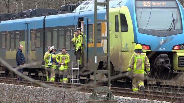 Ein Regional-Express steht auf einem Gleis bei Rheine.