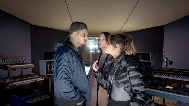 Annabelle (Natalia Wörner, M) und Donna (Almila Bagriacik, r) treffen Emir (Yasin El Harrouk) im Musikstudio.