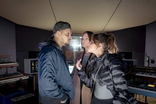 Annabelle (Natalia Wörner, M) und Donna (Almila Bagriacik, r) treffen Emir (Yasin El Harrouk) im Musikstudio.